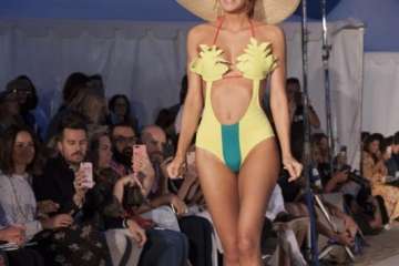 Summerlan se baña en Las Canteras (Foto José Manuel García)